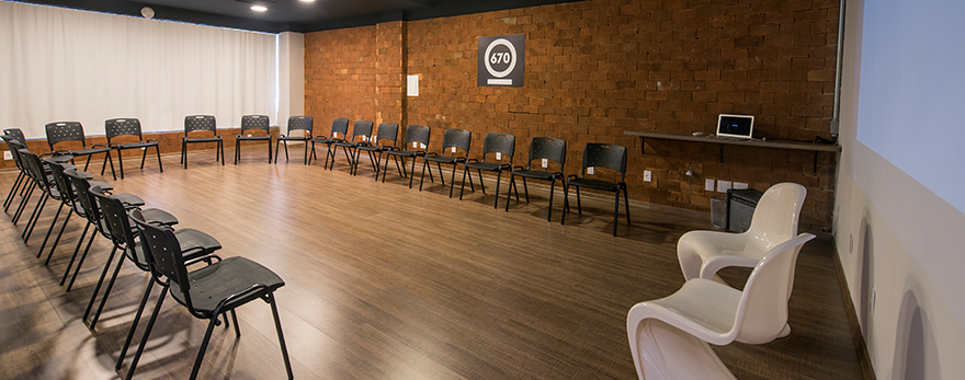 Fotografia ilustrativa da sala multiuso do Oficina670 em Lajeado - auditório com cadeiras para 30 pessoas em formato de U.