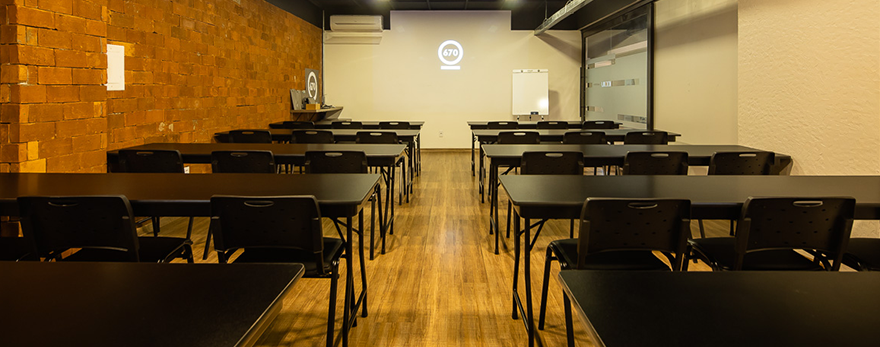 Fotografia ilustrativa da sala multiuso do Oficina670 em Lajeado - versão sala de aula para até 30 pessoas