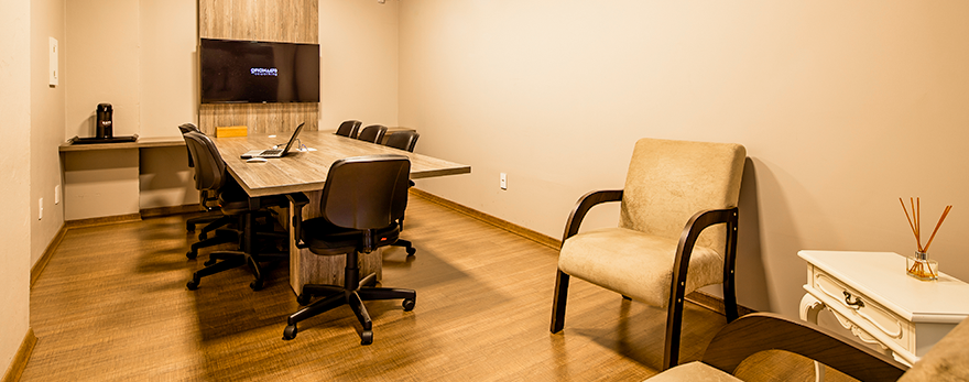 Fotografia ilustrativa de uma sala de reuniões no oficina670 coworking, que pode ser usada pelos empreendedores para atender clientes pontualmente